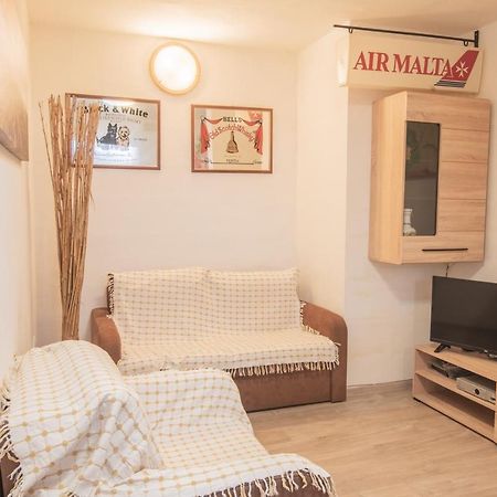 Central Villa Flatlet With Pool - Free Parking And Wifi Lija Extérieur photo